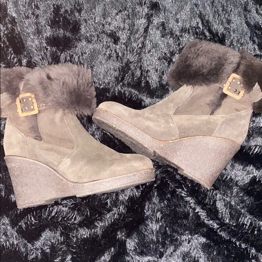 Brown boots with fur
